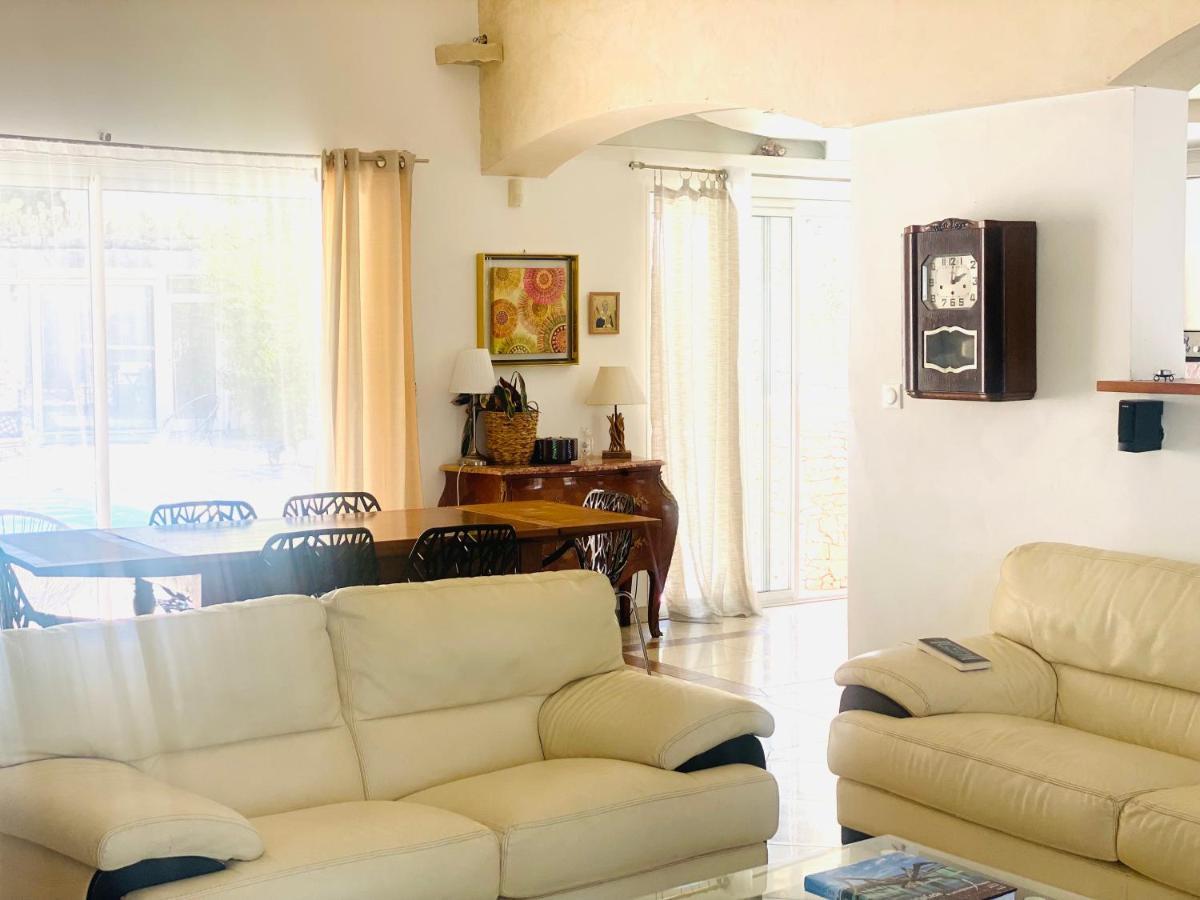 Villa Nimes Bagian luar foto